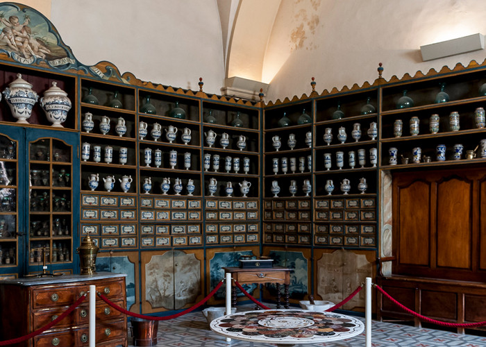 La pharmacie de l’hôtel-Dieu est une des plus belles du sud-est de la France.