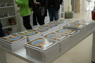 Piles de catalogues de la bibliothèque-musée