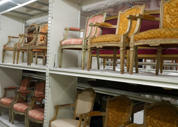 Fauteuils dans la réserve de mobilier.