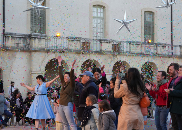 Foule sous les confettis durant la soirée dansante de l'Inauguration