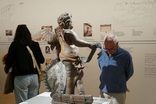 Public visitant la salle historique du musée