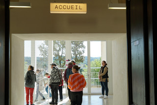 Personnes dans le hall d'accueil de l'Inguimbertine