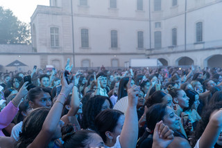 Public durant le concert de nej dans la cour de l'hotel-dieu