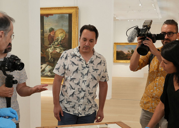 Patrick Baud durant le tournage de sa vidéo à l'Inguimbertine avec l'équipe du musée