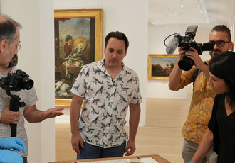 Patrick Baud durant le tournage de sa vidéo à l'Inguimbertine avec l'équipe du musée