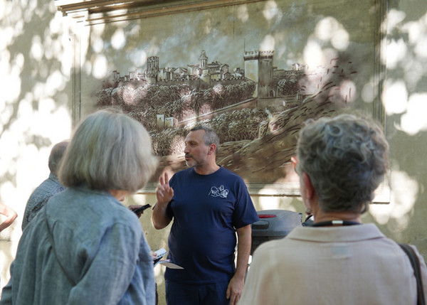 C215 présente son œuvre devant la mairie.