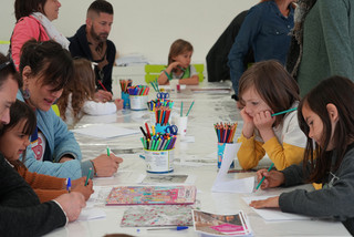 Jeunes enfants qui colorient