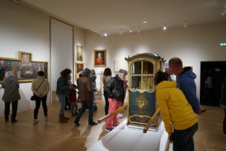 Visiteurs dans la salle historique du musée