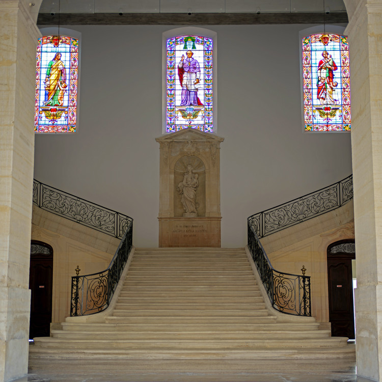 Escalier monumental en pierre datant du XVIII