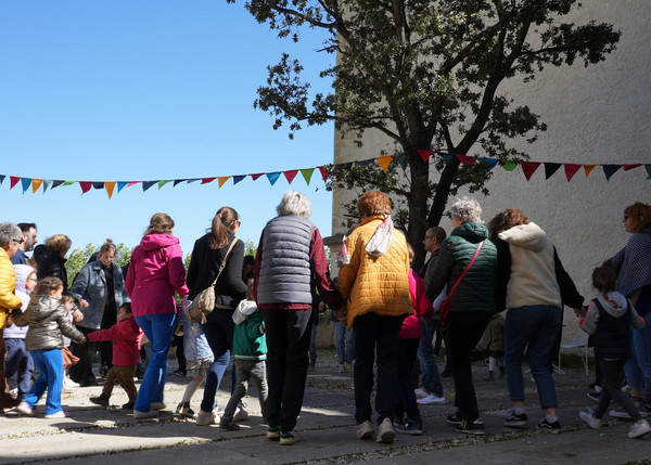 Gens qui dansent au bal des enfants