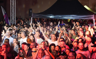 Une foule qui danse dans la cour sud