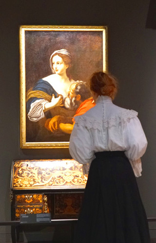 Jeune femme regardant un tableau