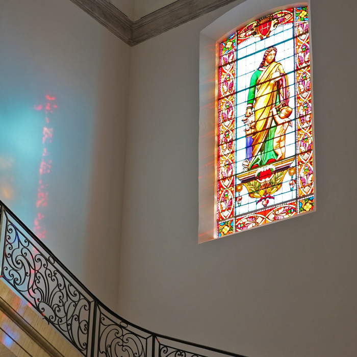 Vitrail positionné dans l'escalier monumental