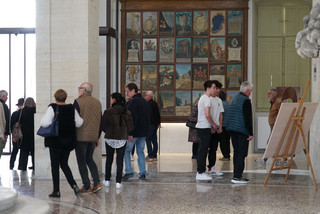 Visiteurs dans le hall des donatifs. 