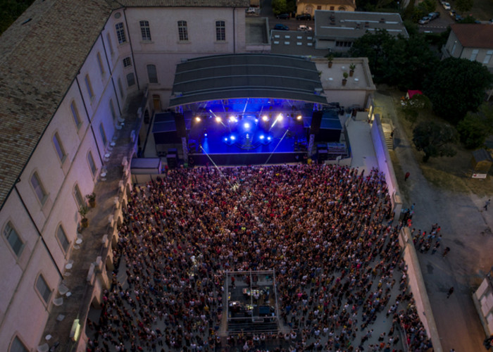 Cour sud de l'hôtel-Dieu avec foule de nuit et lumières