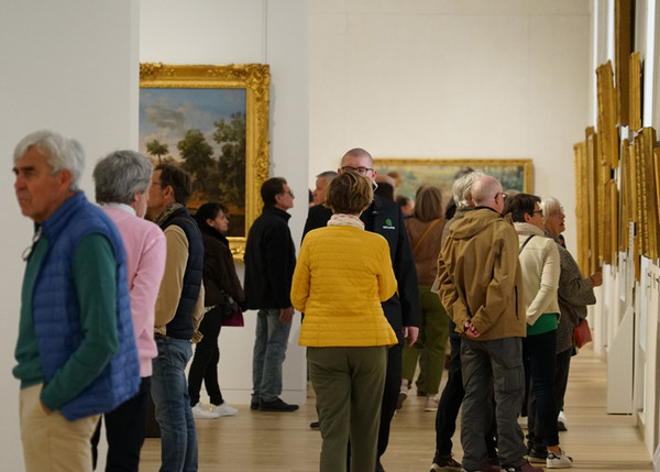 Nombreux visiteurs dans la salle des beaux-arts.