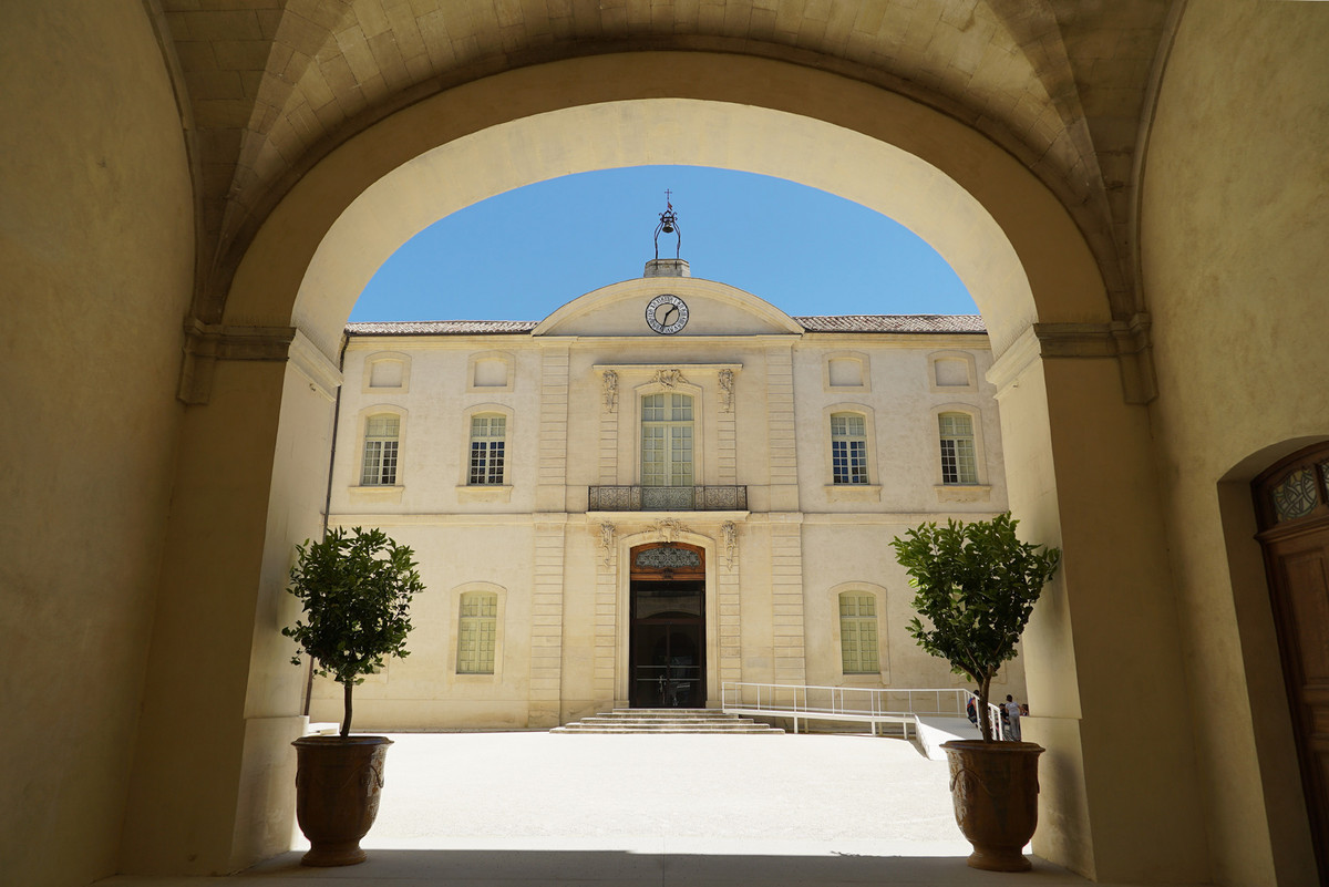 Photo prise depuis le porche de l'hotel-dieu